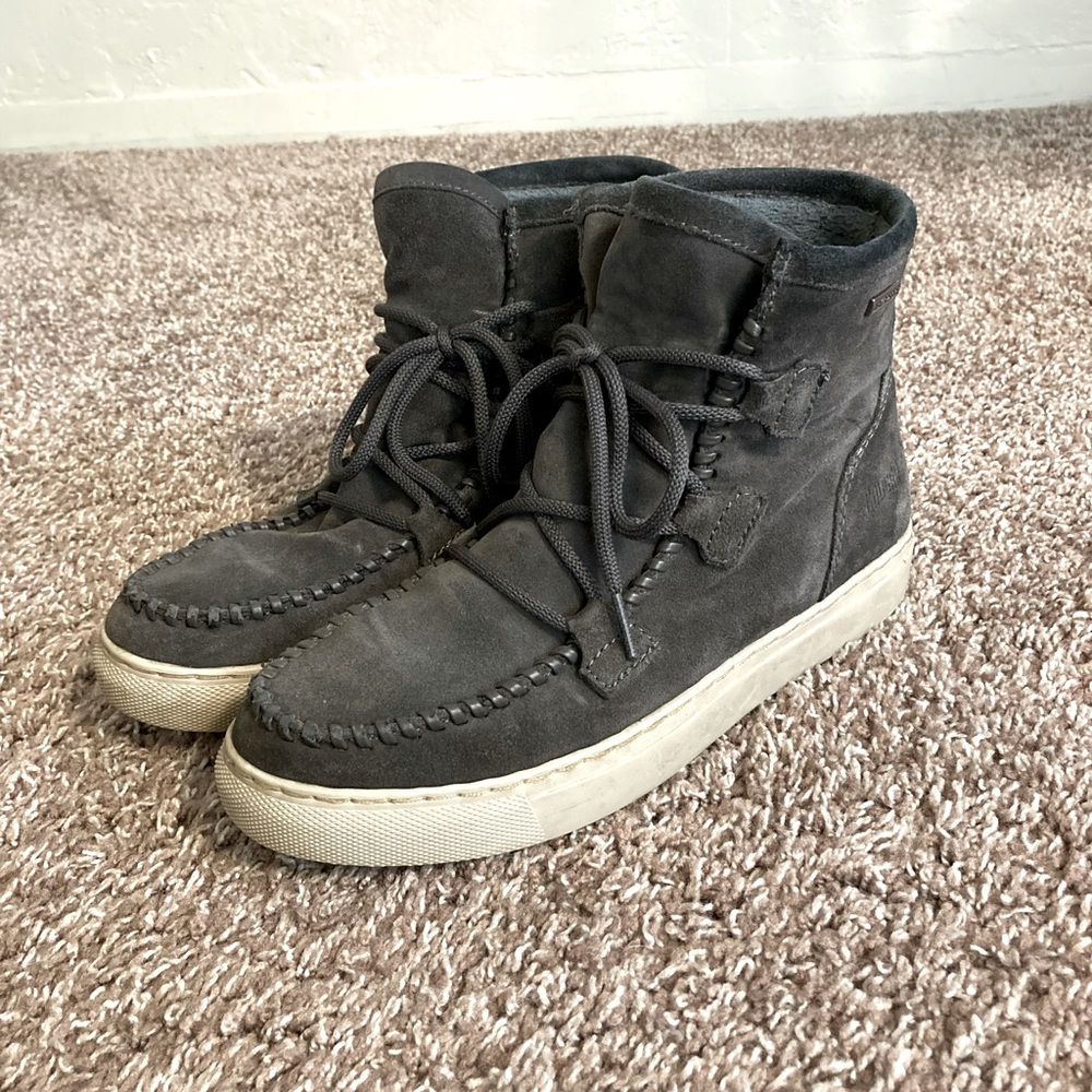 Brown/Gray Cougar moccasin booties, size 8